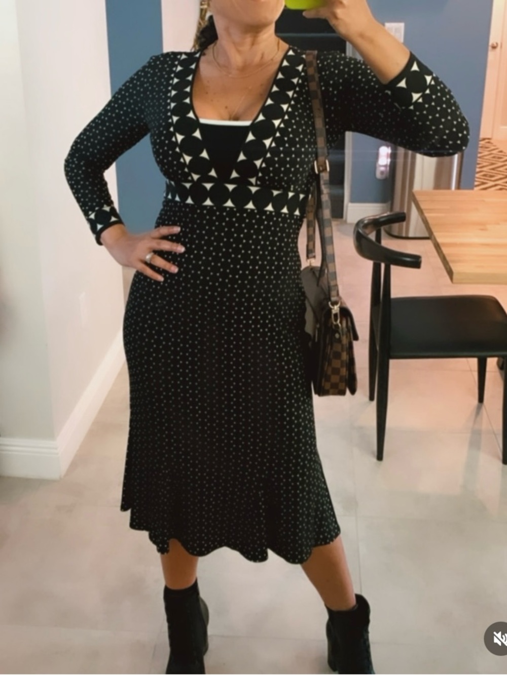 Donna Morgan Black & White Geometric V‑Neck Long Sleeve Midi Dress
